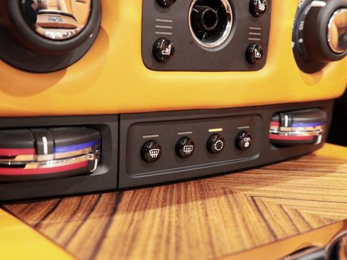 Used 2017 Rolls-Royce Dawn image 60