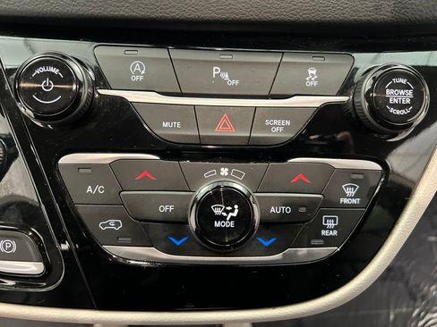 Used 2020 Chrysler Pacifica Touring-L image 51