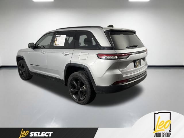 Used 2023 Jeep Grand Cherokee Altitude RWD image 9