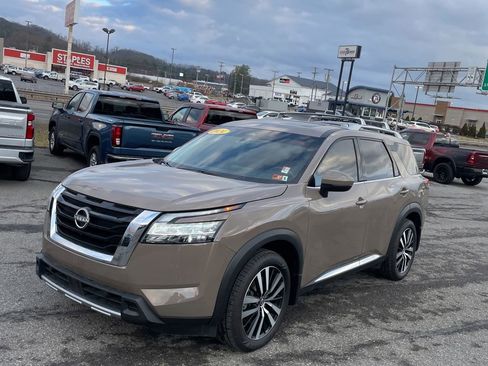 Used 2024 Nissan Pathfinder Platinum w/ Cargo Package image 3