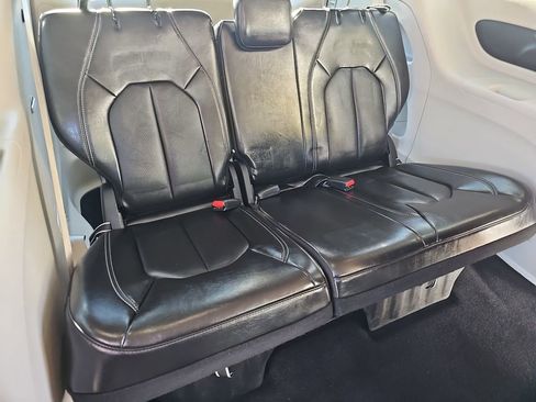 Used 2024 Chrysler Pacifica Touring-L image 12