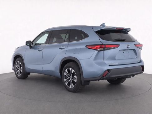 Used 2020 Toyota Highlander XLE AWD/4WD image 6
