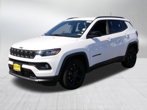 Used 2026 Jeep Compass Latitude AWD/4WD image 3