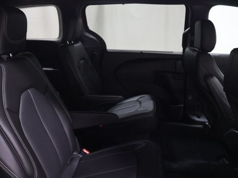 New 2027 Chrysler Pacifica Select AWD/4WD image 13