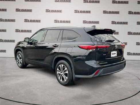 Used 2022 Toyota Highlander XLE image 3
