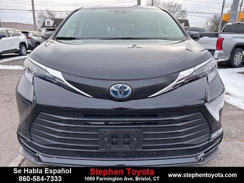 Used 2024 Toyota Sienna LE image 3
