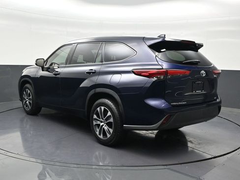 Used 2021 Toyota Highlander XLE FWD image 3