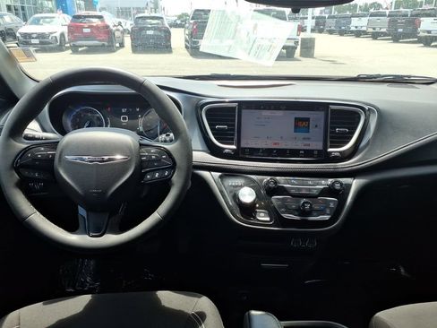 Used 2023 Chrysler Pacifica Touring FWD image 14