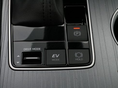 Used 2025 Toyota Sienna LE image 28