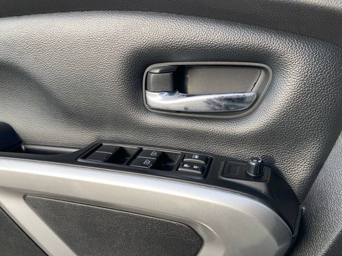 Used 2017 Nissan Titan SV AWD/4WD image 13