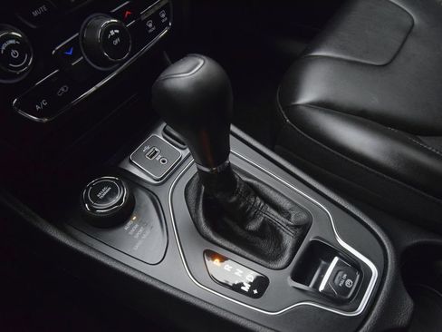 Used 2019 Jeep Cherokee Latitude Plus w/ Cold Weather Group AWD/4WD image 25