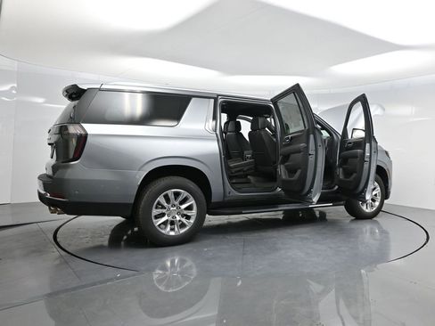 Used 2025 Chevrolet Suburban Premier image 4