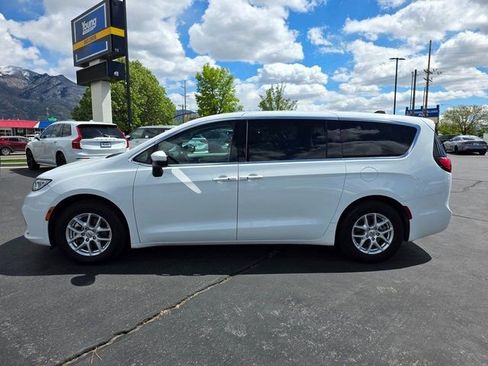 Used 2023 Chrysler Pacifica Touring-L FWD image 6