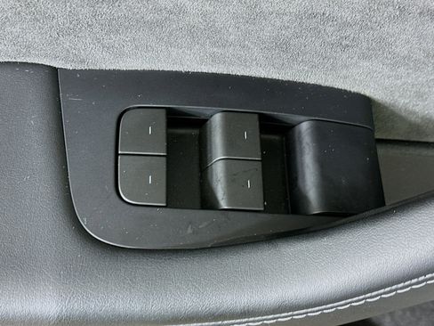 Used 2023 Tesla Model Y Performance image 15