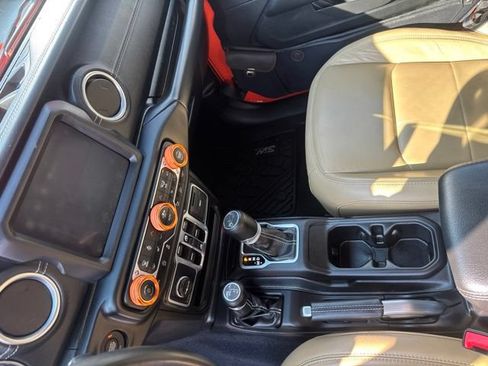 Used 2018 Jeep Wrangler Unlimited Sahara AWD/4WD image 31