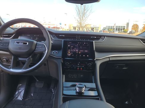 New 2025 Jeep Grand Cherokee Altitude image 18