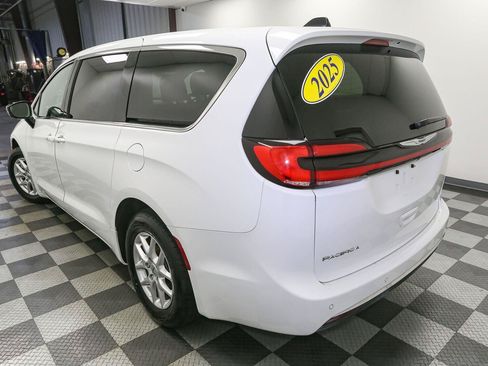 Used 2025 Chrysler Pacifica Select FWD image 9