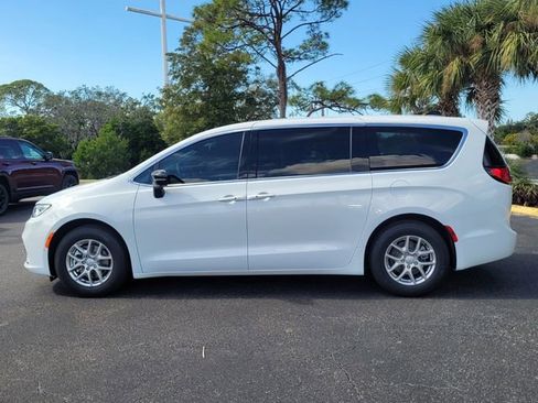 New 2026 Chrysler Pacifica Select image 4