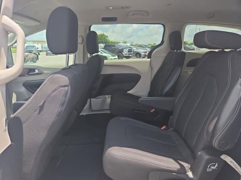 Used 2023 Chrysler Voyager LX image 14