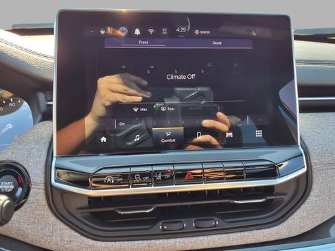 Used 2024 Jeep Compass Latitude w/ Sun and Sound Group AWD/4WD image 8