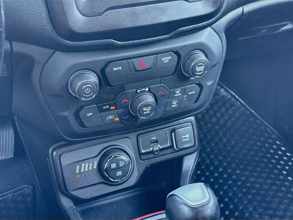 Used 2019 Jeep Renegade Trailhawk w/ Cold Weather Group II AWD/4WD image 16