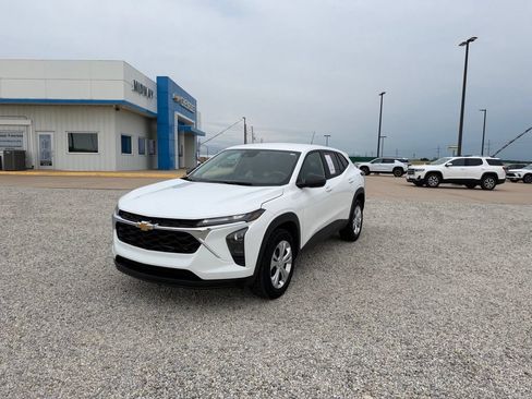 Used 2026 Chevrolet Trax LS FWD image 7