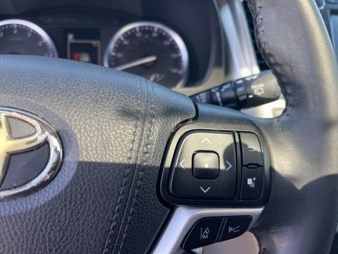 Used 2019 Toyota Highlander XLE FWD image 19