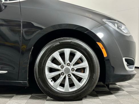 Used 2018 Chrysler Pacifica Touring-L w/ Premium Audio Group image 11