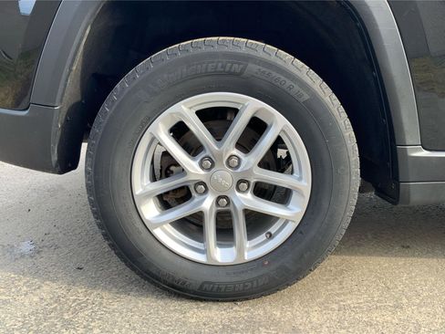 Used 2023 Jeep Grand Cherokee Laredo w/ Luxury Tech Group I image 28