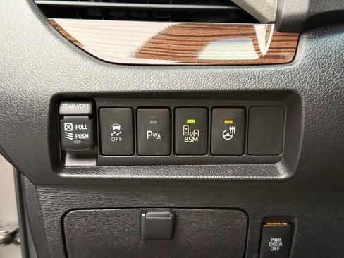 Used 2017 Toyota Sienna Limited image 14