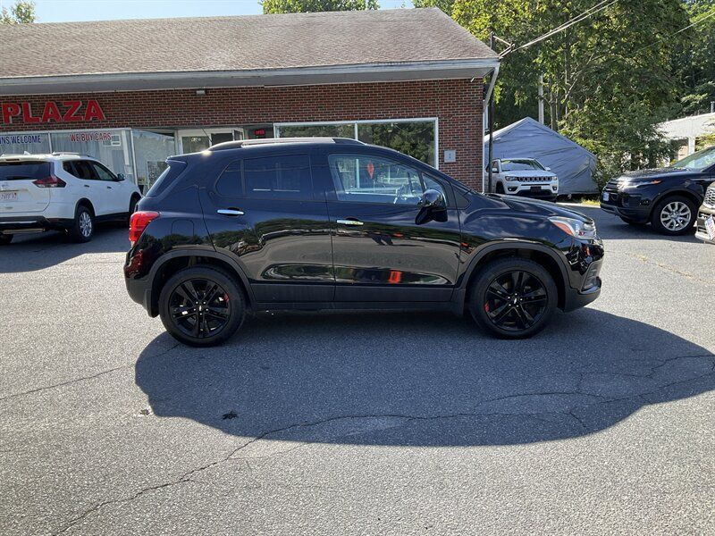 Used 2019 Chevrolet Trax LT w/ Sun & Sound Package AWD/4WD image 4