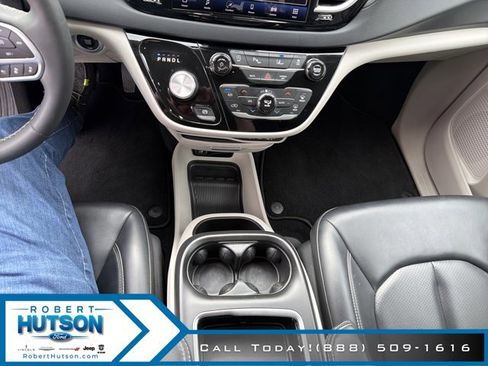 Used 2023 Chrysler Pacifica Touring-L FWD image 16
