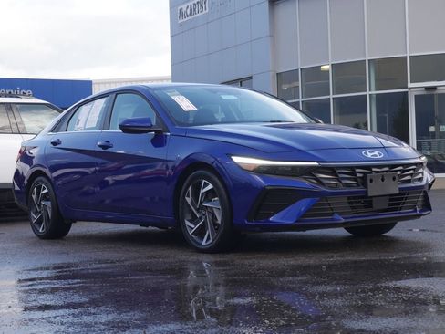 Used 2025 Hyundai Elantra SEL FWD image 2