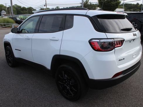Used 2025 Jeep Compass Latitude w/ Convenience Group AWD/4WD image 27