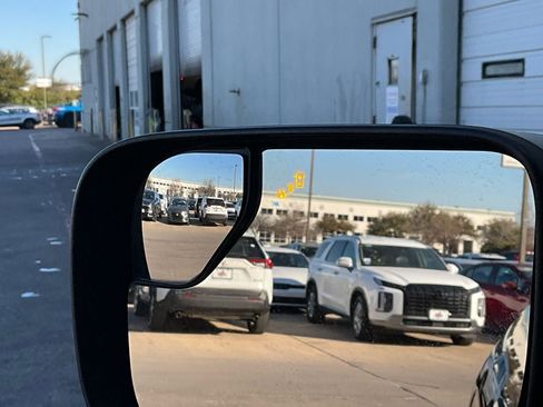 Used 2019 Nissan Titan SV w/ SV Convenience Package image 21