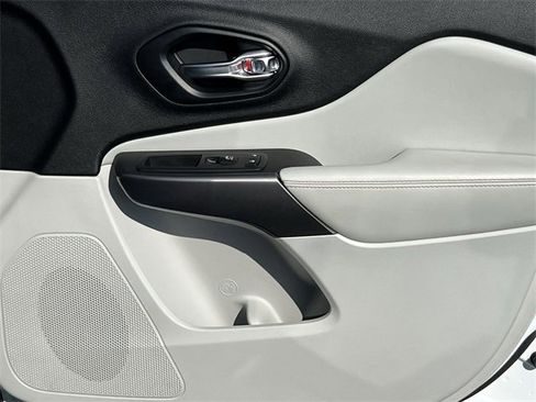 Used 2021 Jeep Cherokee Latitude Lux w/ Comfort/Convenience Group image 37