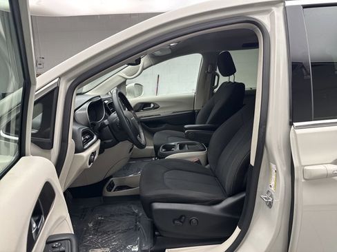 Used 2020 Chrysler Pacifica Touring image 11