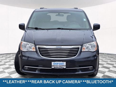 Used 2014 Chrysler Town & Country Touring image 2