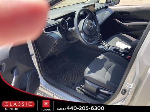 Used 2022 Toyota Corolla LE FWD image 3