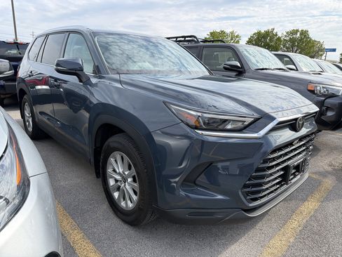 Used 2024 Toyota Grand Highlander AWD image 2