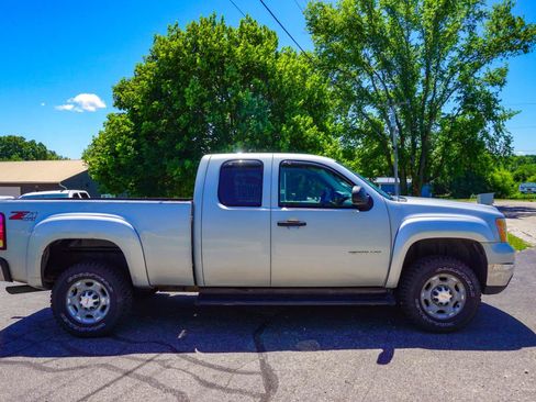 Used 2010 GMC Sierra 2500 SLE w/ SLE Preferred Package AWD/4WD image 2
