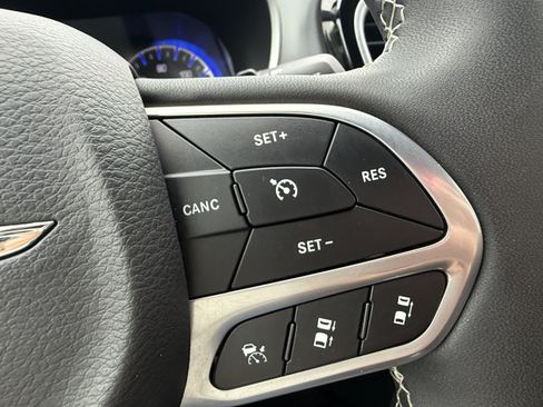 Used 2025 Chrysler Pacifica Select FWD image 38