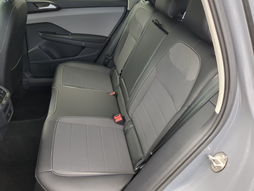 Certified 2023 Volkswagen Taos SE w/ Panoramic Sunroof Package FWD image 17