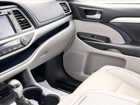 Used 2019 Toyota Highlander XLE AWD/4WD image 12