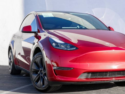 Used 2024 Tesla Model Y Long Range AWD/4WD image 17