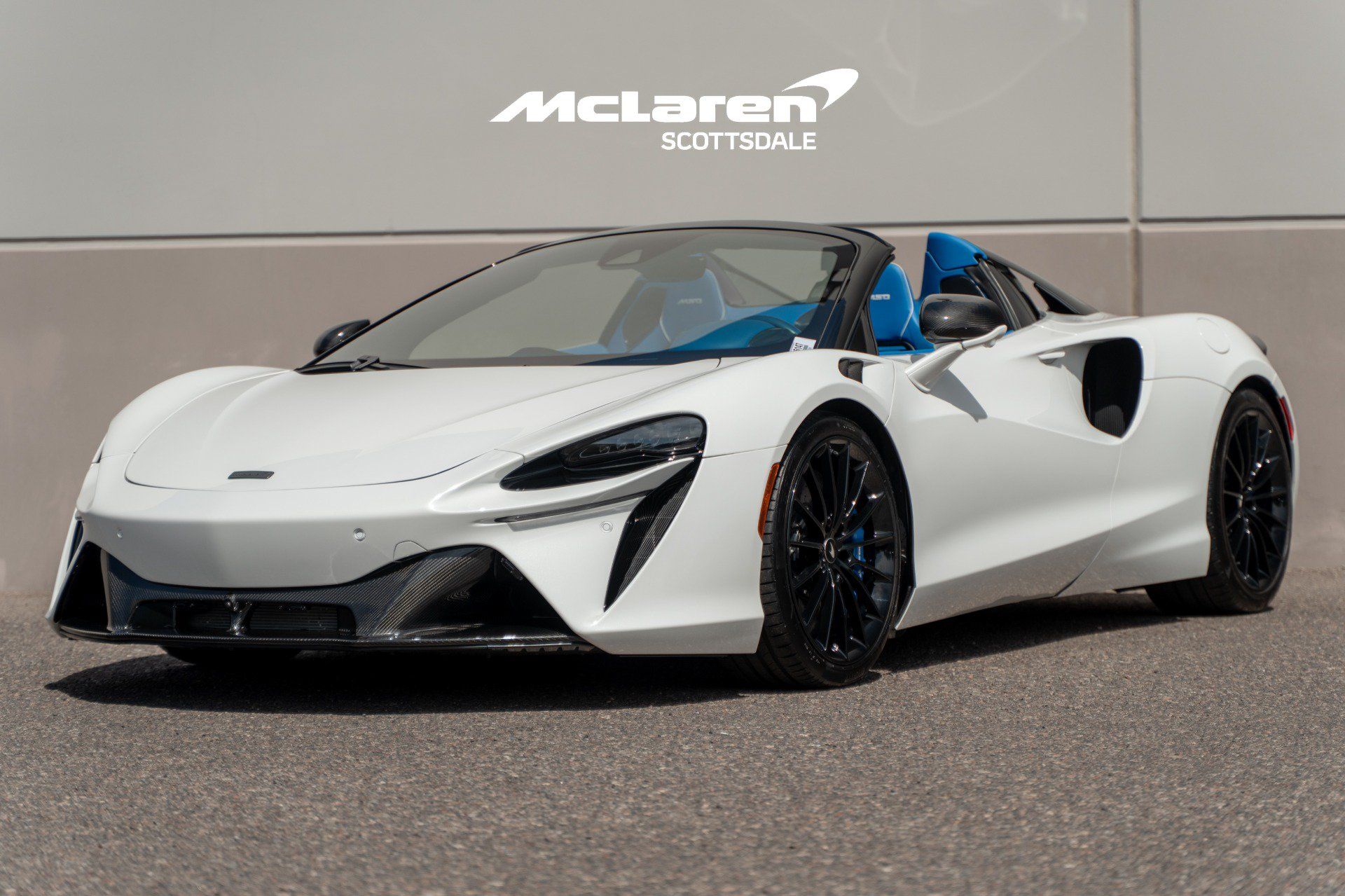 Used 2025 McLaren Artura Spider RWD image 3