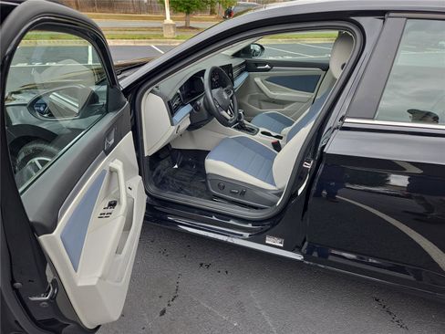 Certified 2025 Volkswagen Jetta SE w/ Sunroof Package image 9