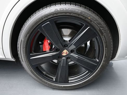 Certified 2026 Porsche Cayenne GTS AWD/4WD image 9