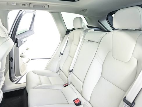 Certified 2024 Volvo XC60 B5 Plus AWD/4WD image 21