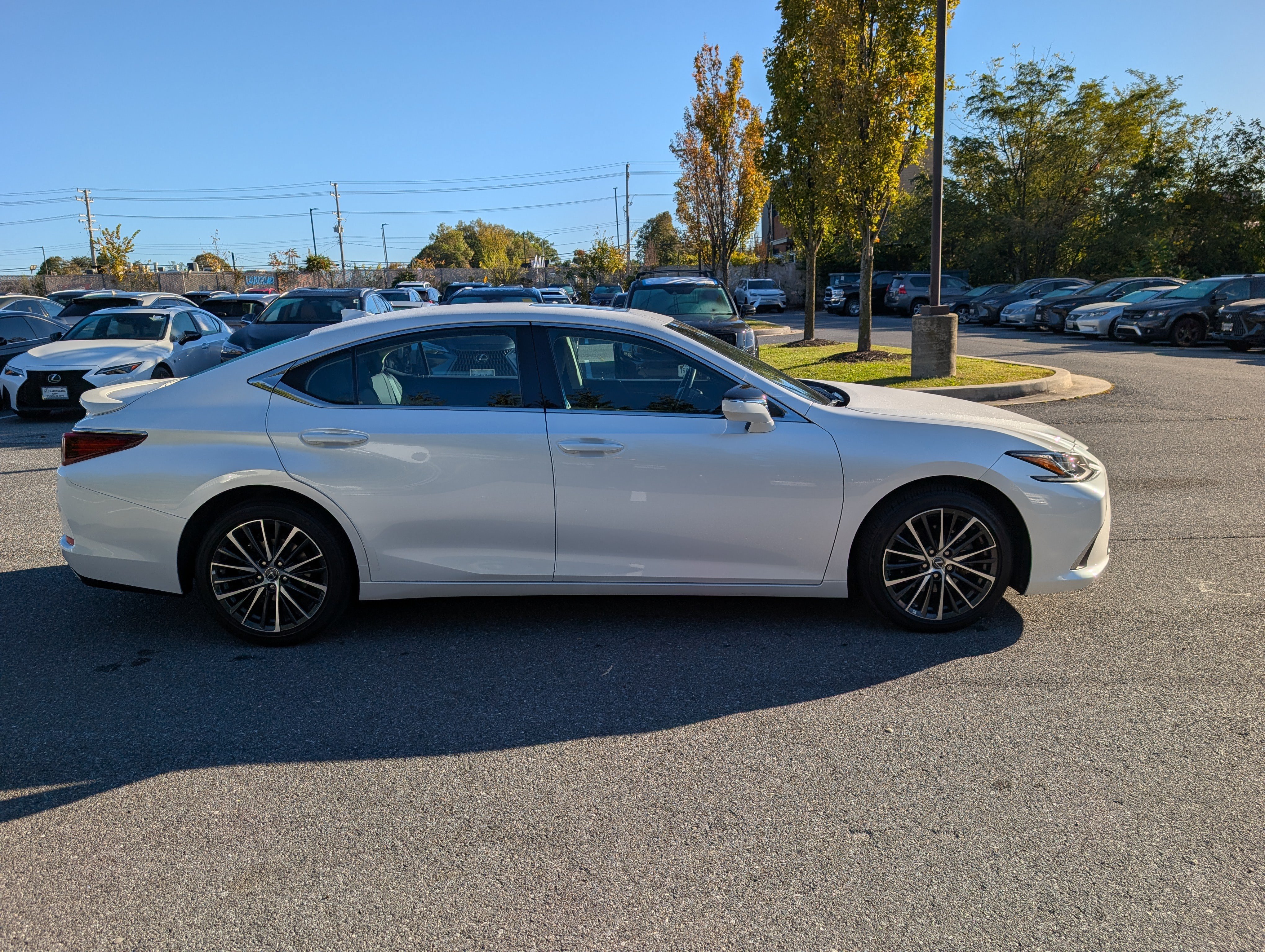Used 2025 Lexus ES 350 w/ Premium Package FWD image 2